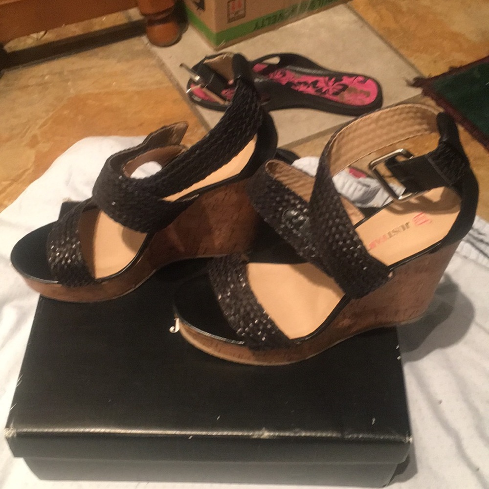 Black wedges
